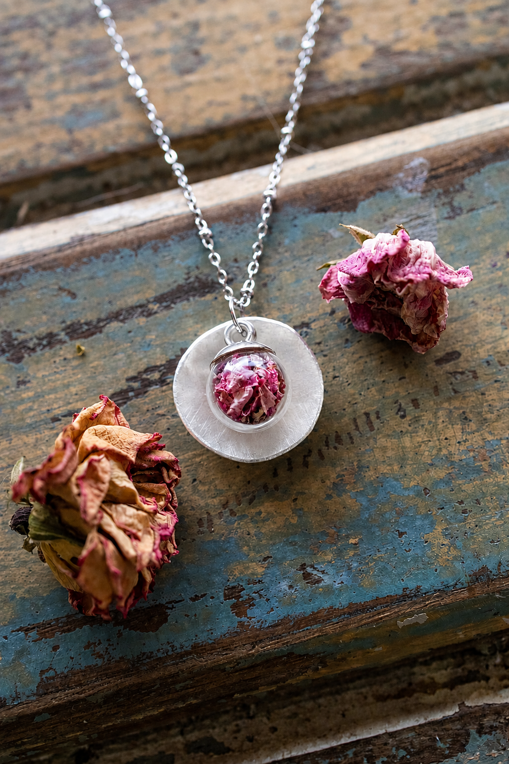AURA- Collana Rosa canina